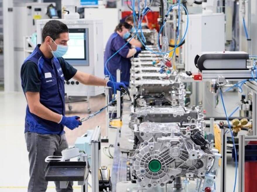 Mitarbeiter im BMW-Group-Werk Dingolfing