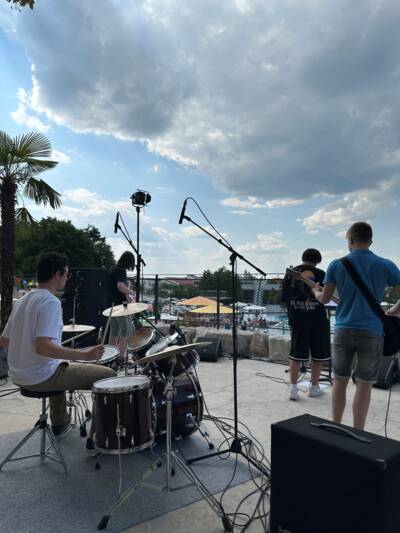 Die Rockband der Musikschule Dingolfing heizte den Gästen am Nachmittag ein.