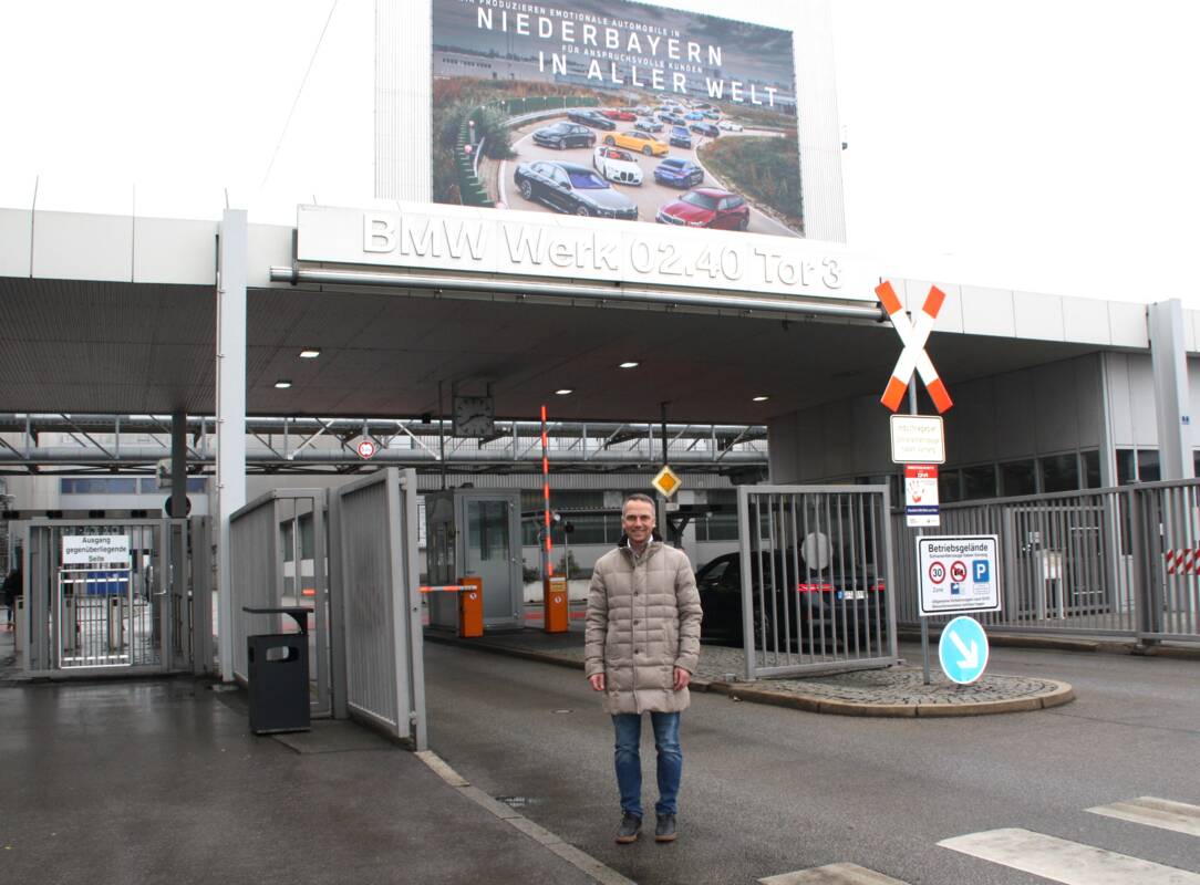 Bürgermeister Armin Grassinger vor BMW-Werk