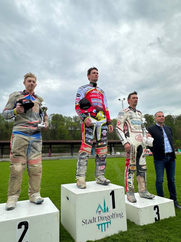 Michael Härtel holt sich den Tagessieg vor Jacob Bukhave (l.) und Andrew Appleton. Bürgermeister Armin Grassinger (r.) gratuliert.