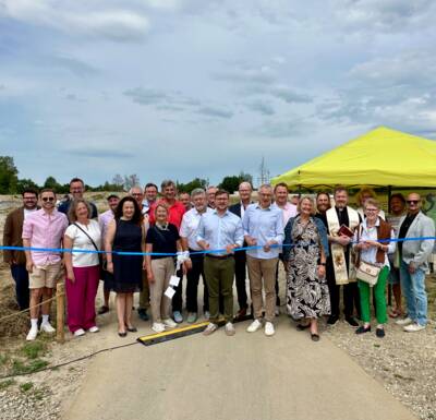 Bürgermeister Valentin Walk, Landrat Werner Bumeder und der Stadtrat eröffnen gemeinsam die neue Anlage.