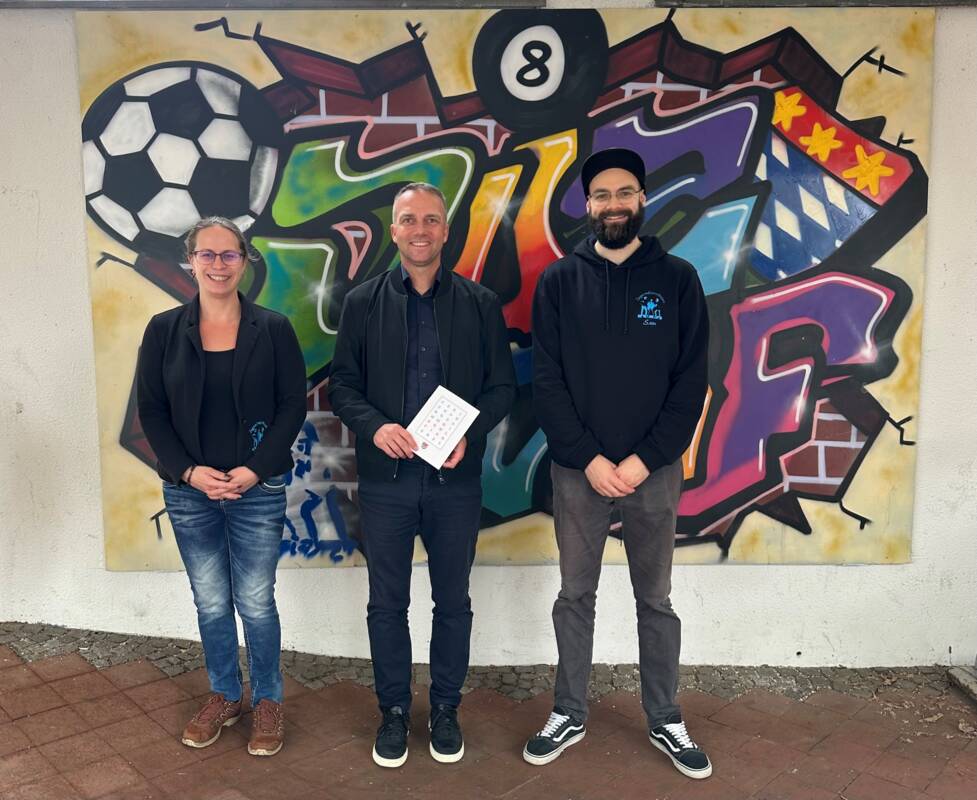 Monika Schröttner und Samuel Schneider (l.) vom JUZ-Team stellten Bürgermeister Armin Grassinger das neue Programm vor.