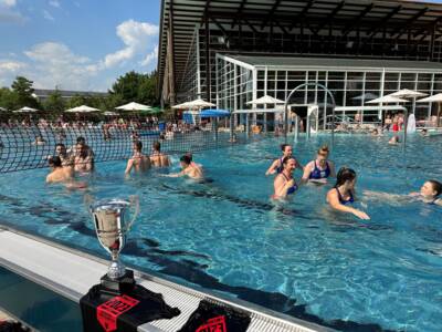 Spannend war es beim Aqua-Volleyball-Match der Dingolfinger Meister-Teams.