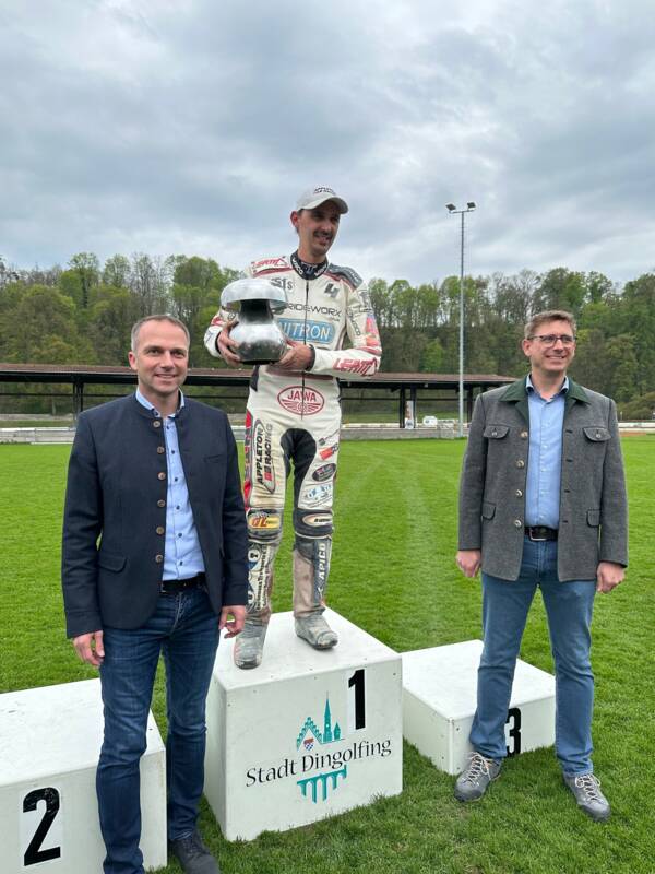 Bürgermeister Armin Grassinger (l.) und MSC-Vorsitzender Andreas Moßandl mit Andrew Appleton, dem Gewinner des Silbernen Schwammerlings.
